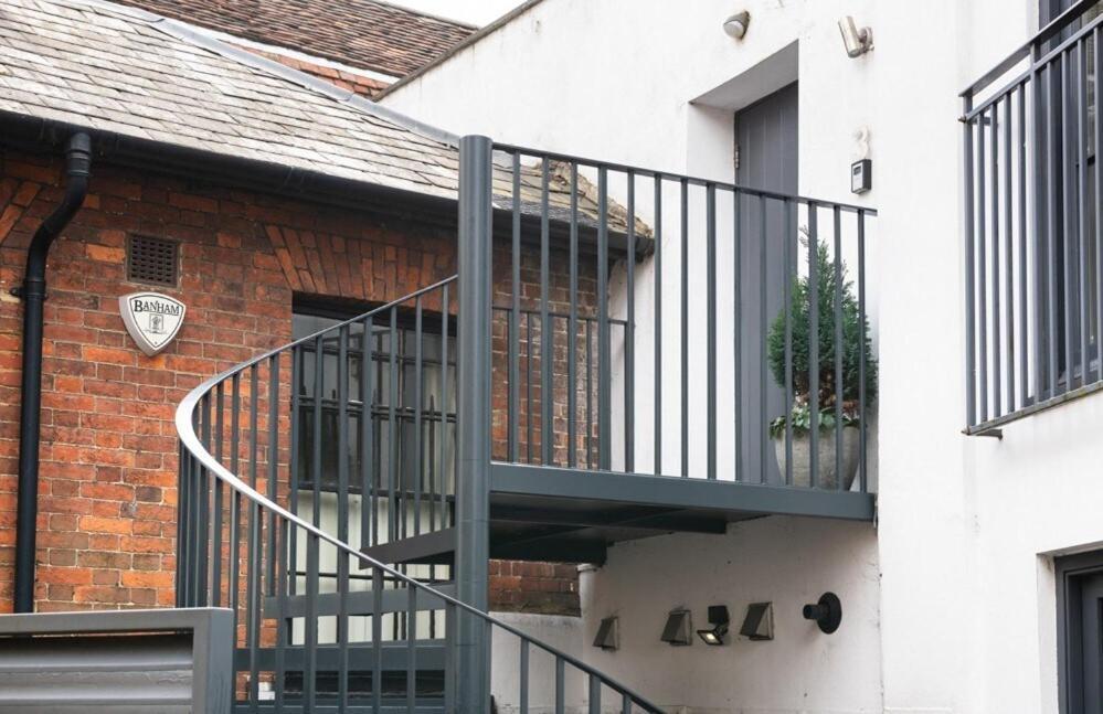 Two Bedroom By Short Lets & Serviced With Free Parking