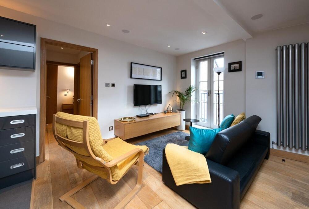 Two Bedroom By Short Lets & Serviced With Free Parking Apartment