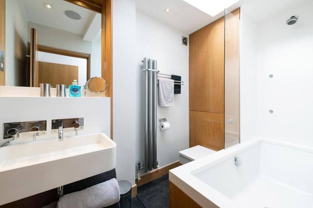 Apartment Two Bedroom By Short Lets & Serviced With Free Parking St Albans