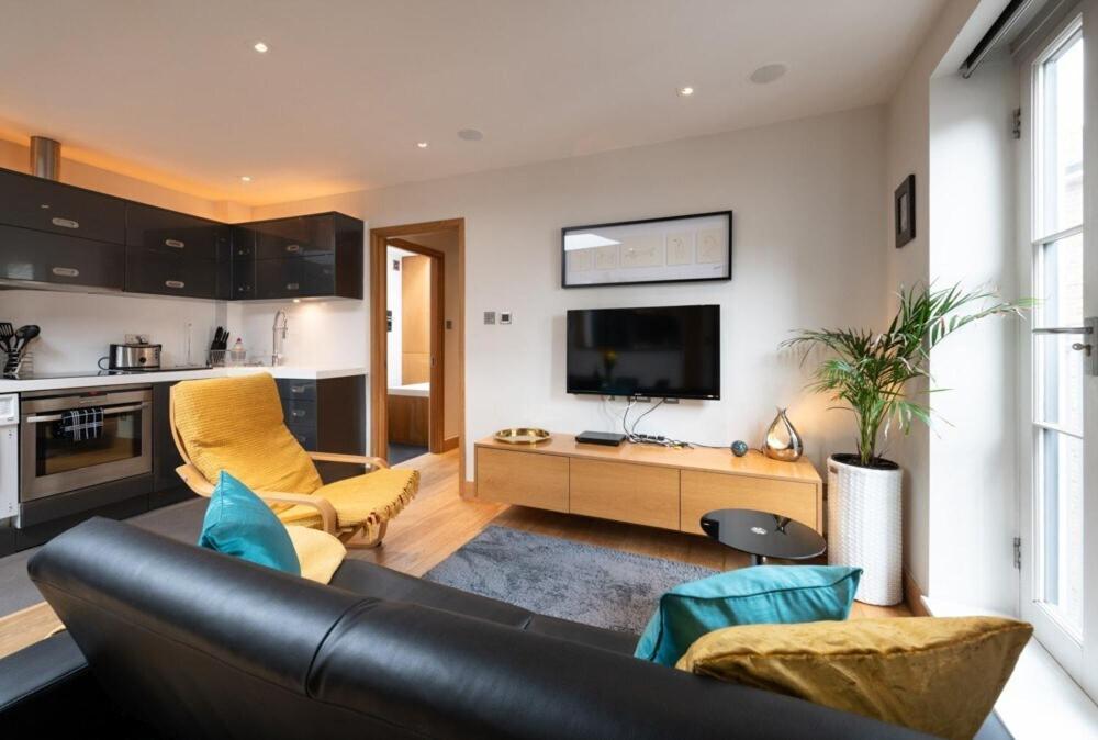 Two Bedroom By Short Lets & Serviced With Free Parking Apartment