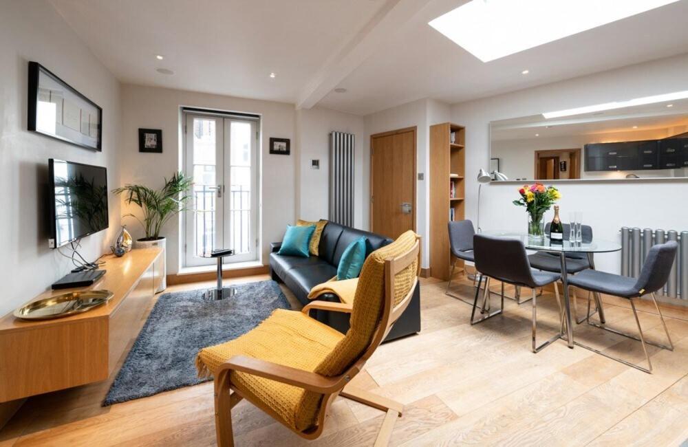 Apartment Two Bedroom By Short Lets & Serviced With Free Parking