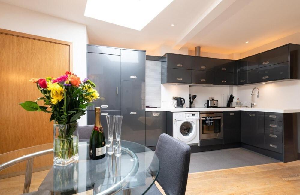 Two Bedroom By Short Lets & Serviced With Free Parking Apartment *