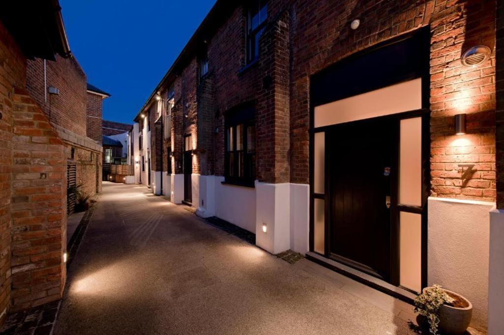 Two Bedroom By Short Lets & Serviced With Free Parking