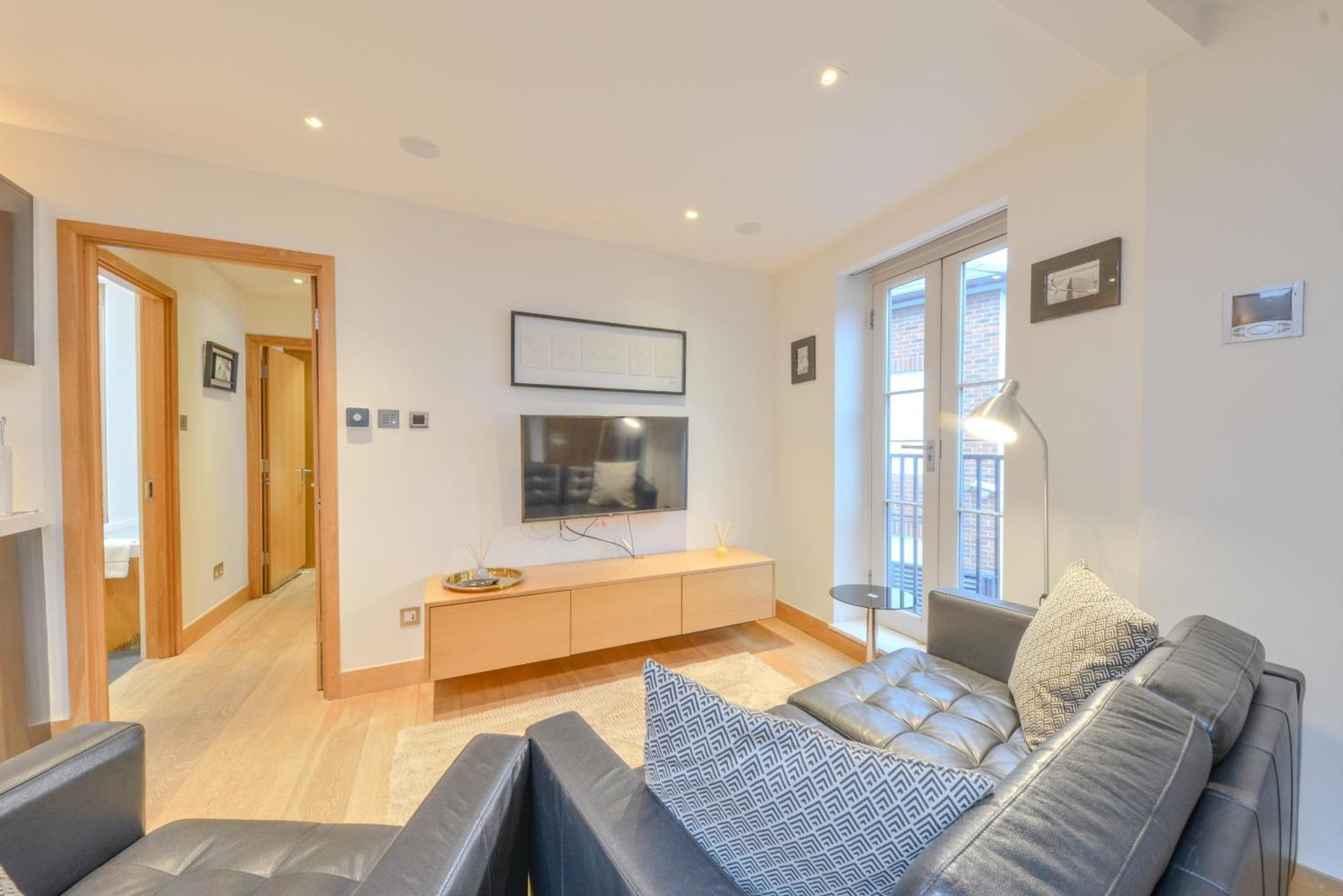 Apartment Two Bedroom By Short Lets & Serviced With Free Parking *