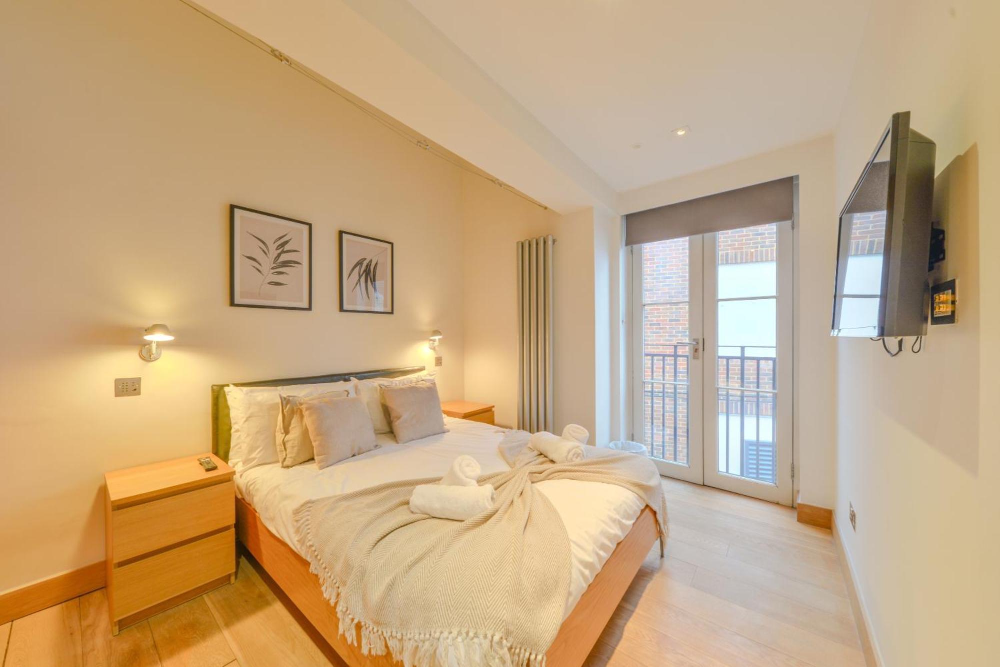 Two Bedroom By Short Lets & Serviced With Free Parking Apartment St Albans