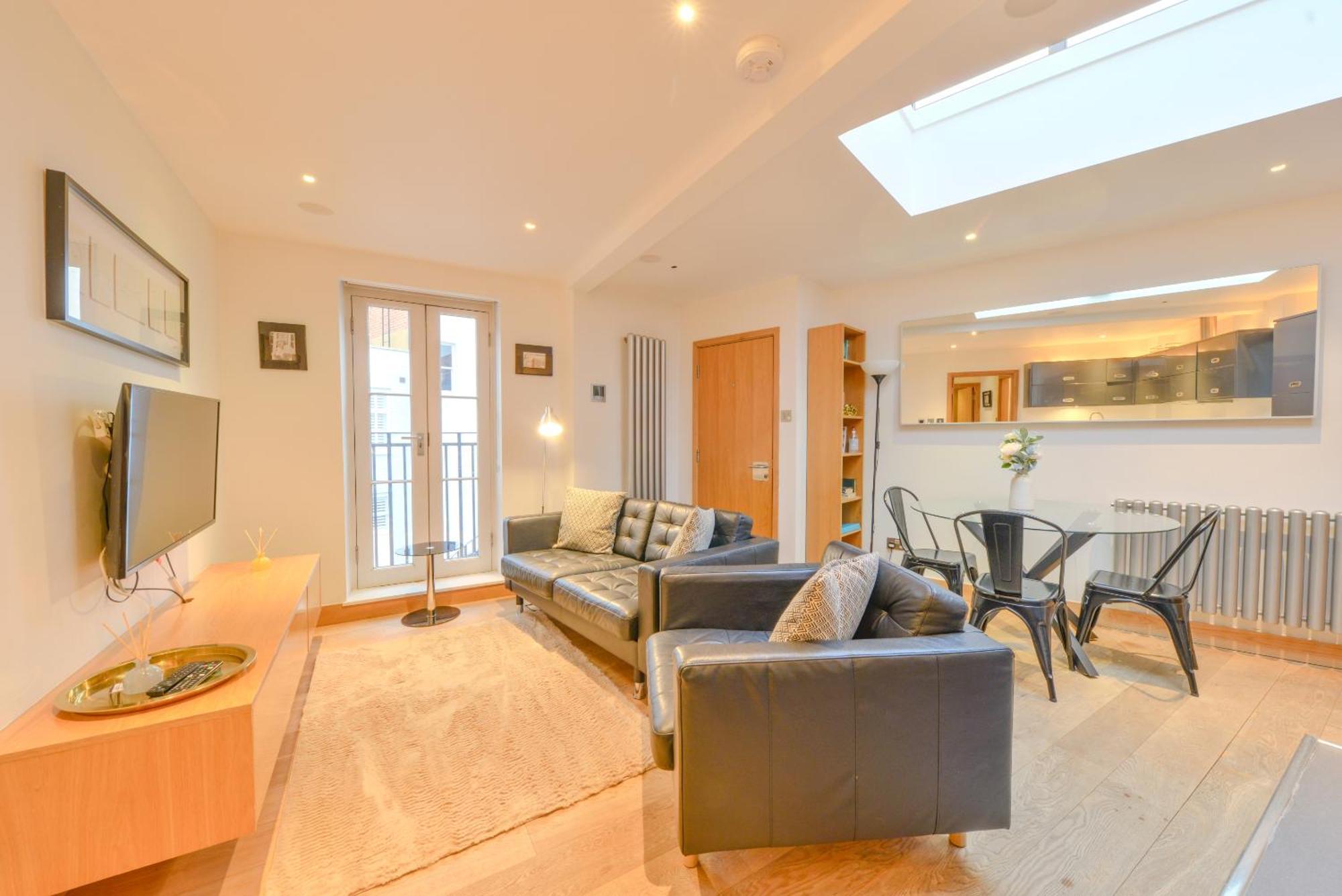 Two Bedroom By Short Lets & Serviced With Free Parking Apartment