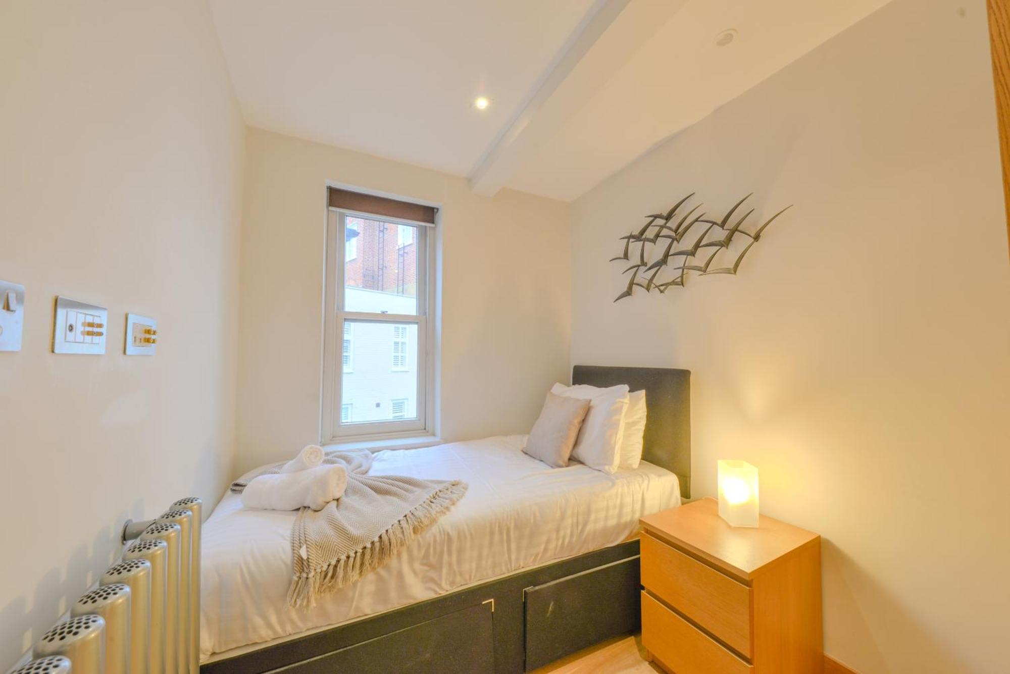 Two Bedroom By Short Lets & Serviced With Free Parking Apartment