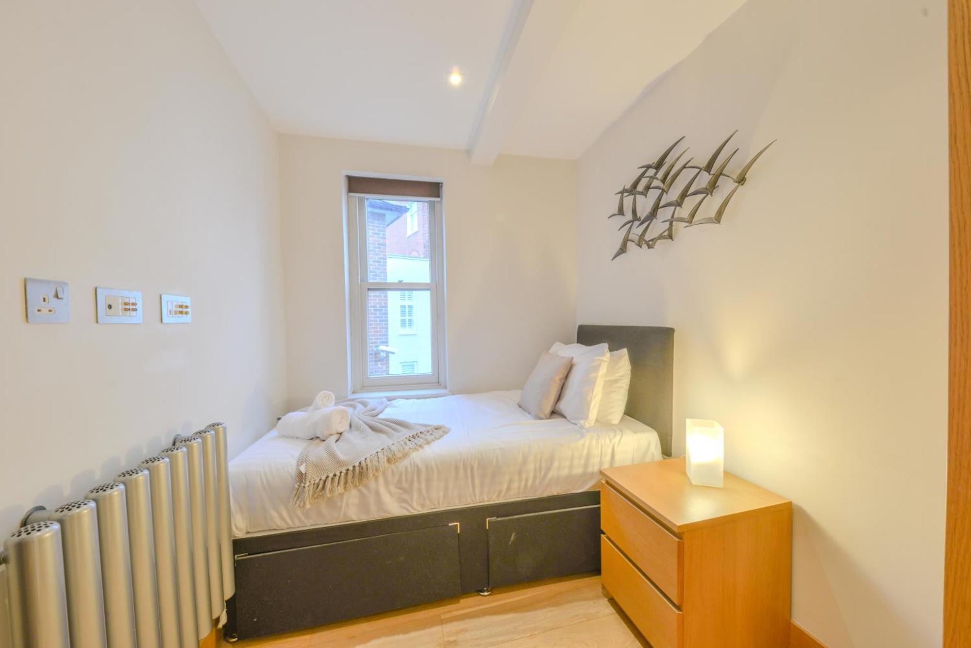 Two Bedroom By Short Lets & Serviced With Free Parking Apartment *