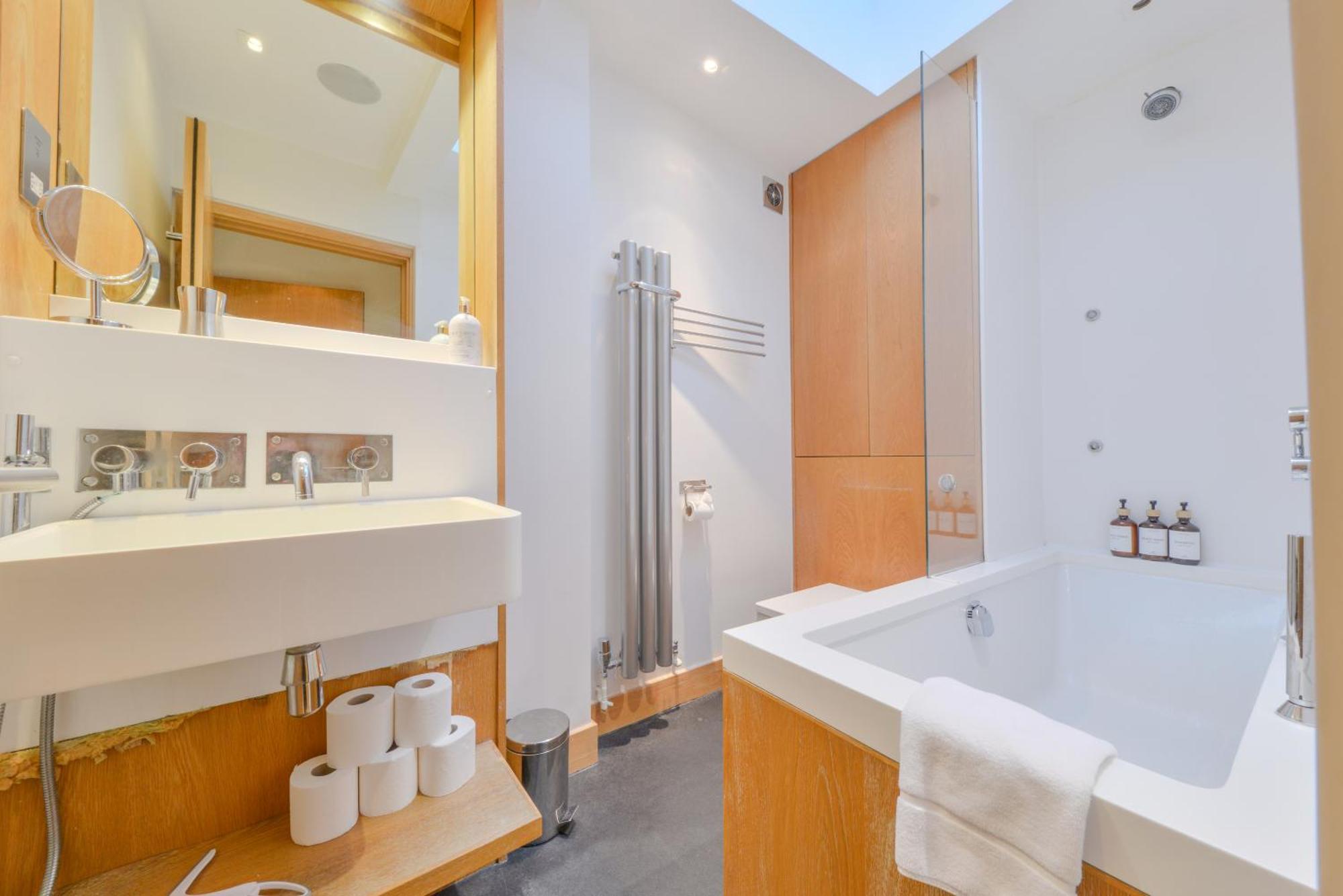 Apartment Two Bedroom By Short Lets & Serviced With Free Parking St Albans